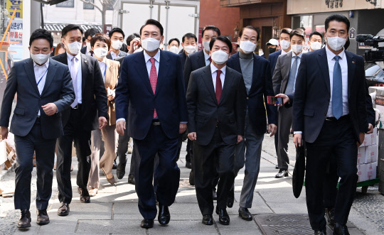 윤석열 대통령 당선인이 16일 안철수 인수위원장, 권영세 인수위 부위원장, 원희룡 기획위원장 등과 함께 서울 종로구 통의동 집무실을 나와 점심식사 장소로 이동하고 있다. 국회사진기자단=연합뉴스